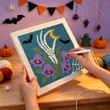 Broderie punch needle en cours sur la toile de la main aux campanules violettes