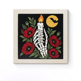 Punch Needle Halloween Main Squelette : tableau brodé terminé sur son cadre