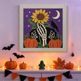 Tableau punch needle main au tournesol au mur d'une pièce décorée pour Halloween