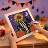 Broderie punch needle en cours, aiguille en main, sur la toile du tournesol et des citrouilles