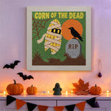 Tableau punch needle maïs momie accroché au mur dans une déco d'Halloween