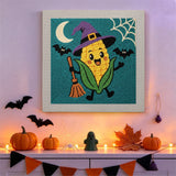 Tableau punch needle épi de maïs sorcière accroché au mur dans une déco d'Halloween