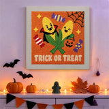Tableau punch needle épis de maïs vampire accroché au mur dans une déco d'Halloween