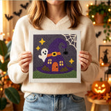 Tableau punch needle maison chapeau terminé tenu en main pour montrer sa taille