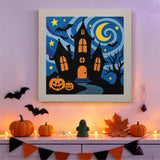 Tableau punch needle manoir hanté accroché au mur dans une déco d'Halloween