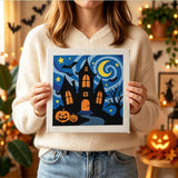Tableau punch needle manoir illuminé tenu en main pour montrer sa taille