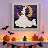 Tableau punch needle mariée fantôme accroché au mur dans une déco d'Halloween