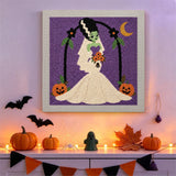 Tableau punch needle mariée monstre accroché au mur dans une déco d'Halloween