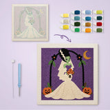 Toile imprimée numérotée à côté du tableau punch needle mariée à la peau verte terminé