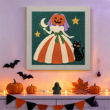 Tableau punch needle mariée citrouille accroché au mur parmi une déco d'Halloween