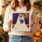 Tableau punch needle mariée squelette tenu en main pour montrer sa taille