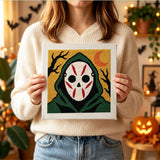 Tableau punch needle masque à capuche tenu à la main pour voir sa taille