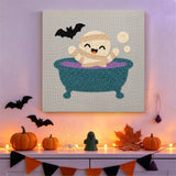 Tableau punch needle momie au bain accroché au mur dans une déco d'Halloween