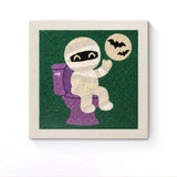 Punch Needle Halloween Momie aux WC : tableau brodé terminé sur son cadre