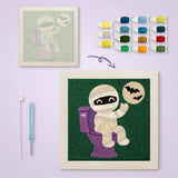 Toile imprimée numérotée et tableau punch needle momie aux WC terminé