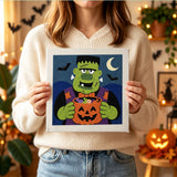Tableau punch needle monstre bonbons tenu en main pour montrer sa taille