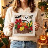 Tableau punch needle panier fantôme terminé tenu en main pour montrer sa taille