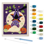 Contenu du kit punch needle pipistrelle mage : toile sur cadre, aiguilles et fils de laine