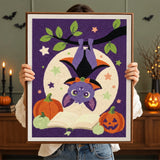 Tableau punch needle pipistrelle mage terminé tenu en main pour montrer sa taille