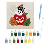 Contenu du kit punch needle pomme fantôme : toile sur cadre, aiguilles et fils de laine