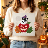 Tableau punch needle pomme fantôme terminé tenu en main pour montrer sa taille