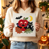Tableau punch needle pomme vampire terminé tenu en main pour montrer sa taille