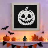 Tableau punch needle citrouille blanche sur fond noir accroché au mur dans une déco d'Halloween