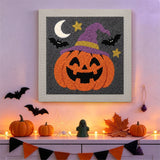 Tableau punch needle citrouille au chapeau accroché au mur dans une déco d'Halloween