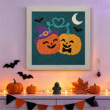 Tableau punch needle citrouilles amoureuses accroché au mur dans une déco d'Halloween
