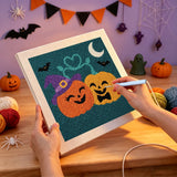 Broderie punch needle en cours sur la toile des deux citrouilles joue contre joue