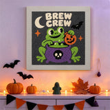 Tableau punch needle grenouille au chaudron accroché au mur dans une déco d'Halloween