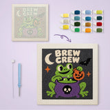 Toile imprimée numérotée posée près du tableau punch needle rainette potion terminé