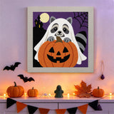 Tableau punch needle raton fantôme accroché au mur dans une déco d'Halloween