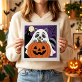 Tableau punch needle raton fantôme tenu à la main pour voir sa taille