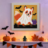Tableau punch needle renard fantôme accroché au mur dans une déco d'Halloween