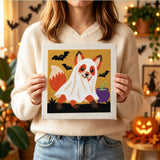 Tableau punch needle renard fantôme terminé tenu en main pour montrer sa taille