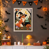 Tableau punch needle renard au chapeau de sorcière accroché au mur dans une déco d'Halloween