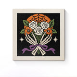 Punch Needle Halloween Roses Squelette : tableau brodé terminé sur son cadre