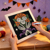 Broderie punch needle en cours sur la toile du bouquet de roses blanches, aiguille en main