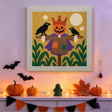 Tableau punch needle épouvantail roi accroché au mur parmi des décorations d'Halloween