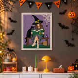 Tableau punch needle sorcière et chat accroché au mur dans une déco d'Halloween
