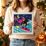 Tableau punch needle sorcière au surf terminé tenu en main pour montrer sa taille