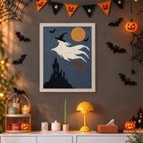 Tableau punch needle sorcière fantôme accroché au mur dans une déco d'Halloween
