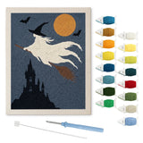 Contenu du kit punch needle sorcière fantôme : toile sur cadre, aiguilles et fils de laine