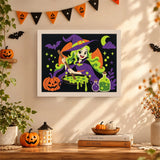 Tableau punch needle sorcière et son chaudron accroché au mur dans une déco d'Halloween