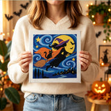 Tableau punch needle sorcière devant la lune tenu en main pour montrer sa taille