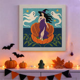 Tableau punch needle sorcière marine au mur d'une pièce décorée pour Halloween