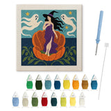 Contenu du kit punch needle sorcière marine : toile sur cadre, aiguilles et fils de laine