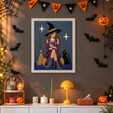 Tableau punch needle sorcière en robe prune accroché au mur dans une déco d'Halloween