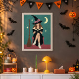 Tableau punch needle sorcière aux roses accroché au mur dans une déco d'Halloween